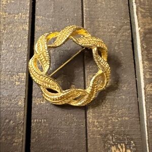 Vintage Gold Tone Gerry’s Brooch-a textured feather design